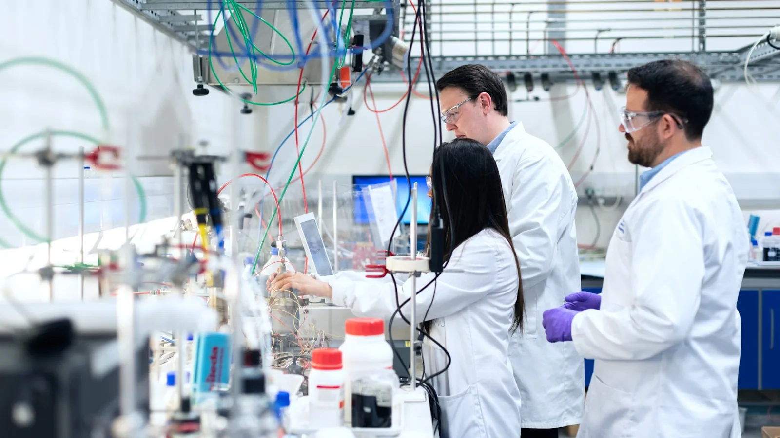 Investigadora num laboratório a registar resultados no computador